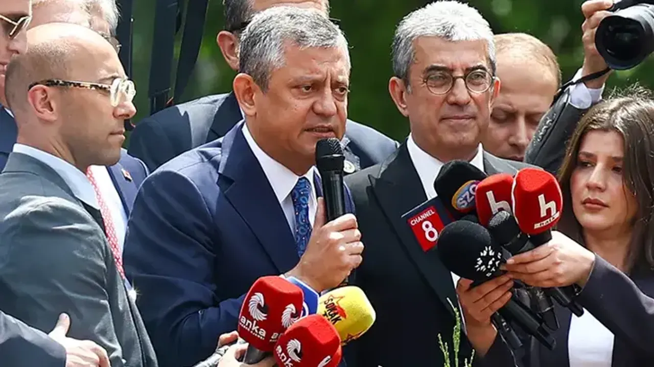 Özgür Özel, Meclis kapısında toplanan kalabalığa h