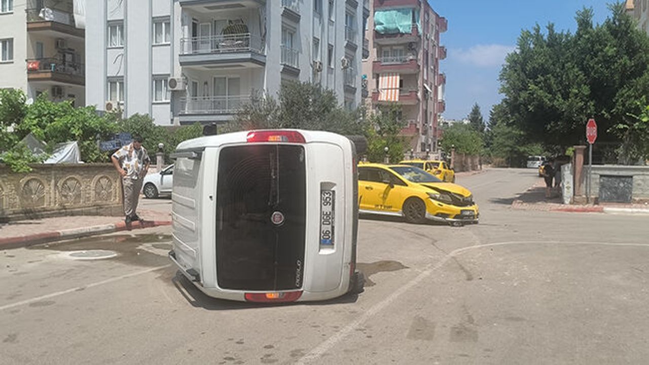 Hafif ticari araç ile çarpışan taksi yan yattı