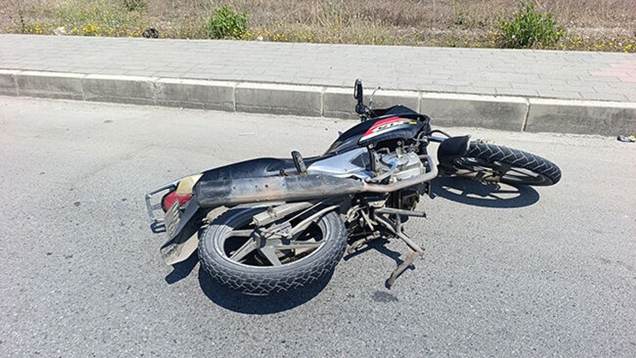 Manavgat'ta motosiklet sürücüsü yağ dökülen yolda sürüklendi