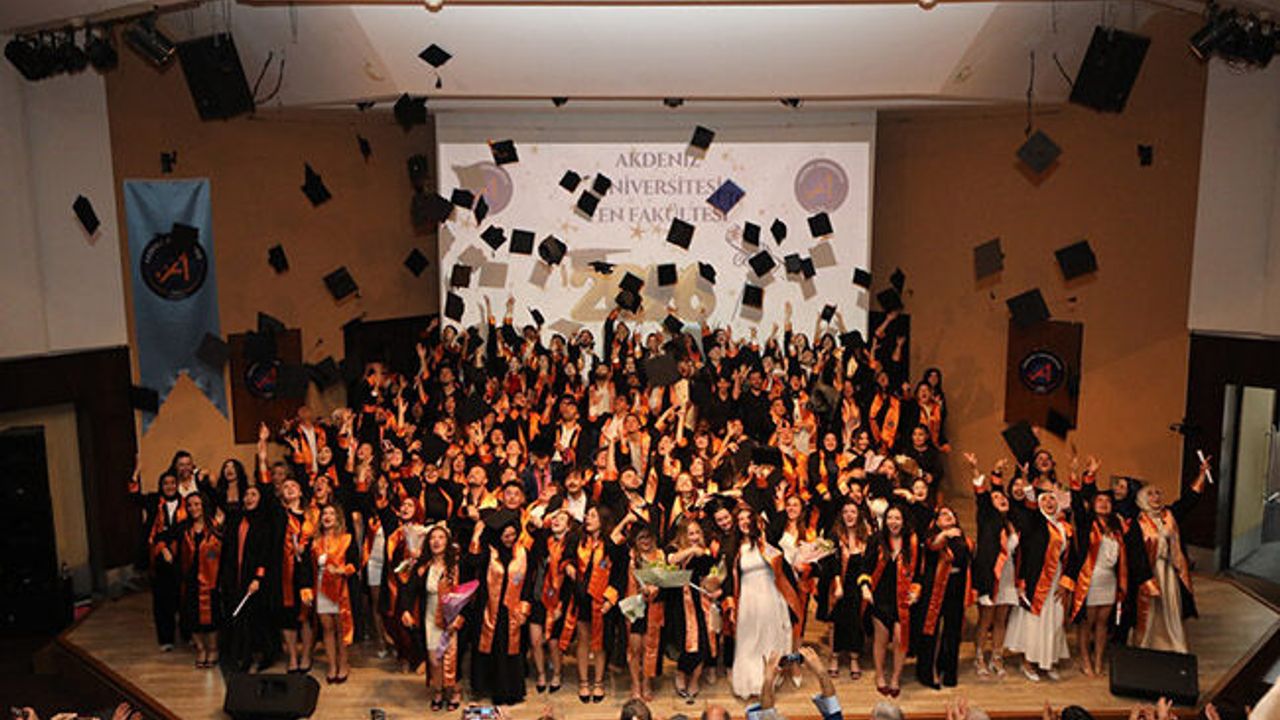 Akdeniz Üniversitesi Fen Fakültesi'nde mezuniyet coşkusu