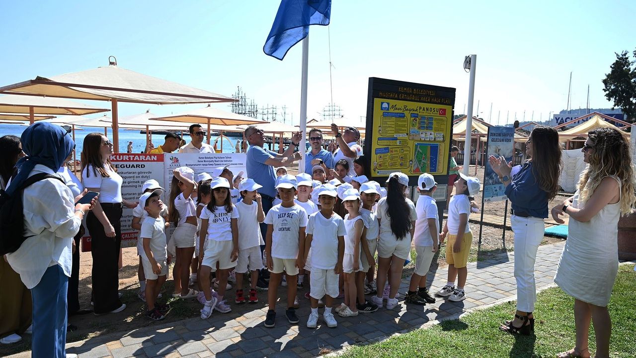 Kemer Belediyesi Halk Plajı'na mavi bayrak