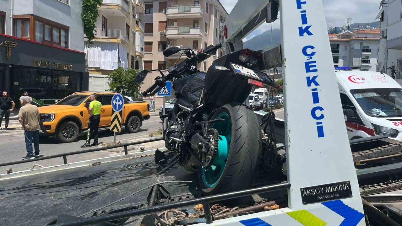 Motosiklet ile otomobil çarpıştı: 1 yaralı