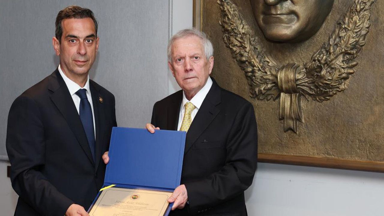 Fenerbahçe Başkanı Aziz Yıldırım mazbatasını aldı