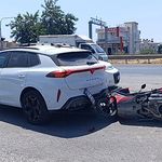 Manavgat'ta motosiklet aniden duran otomobile çarptı