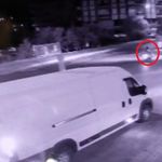 Otomobille çarpışan motosikletli yola savruldu