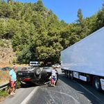 Gazipaşa'da lastiği patlayan otomobil takla attı