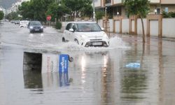 Antalya'da sağanak; rögar kapağı üstündeki asfalt kalktı