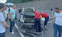 Otomobil bariyerlere çarptı