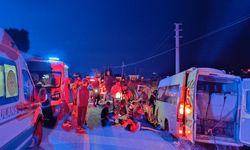 Şarampole devrilen minibüsteki 14 kişi yaralandı