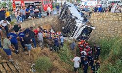 Midibüs dere yatağına uçtu; 23 işçi yaralı