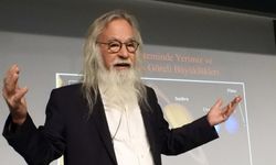 Astronomi profesörü öğrencilerle buluştu  