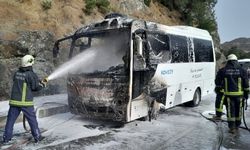 Çıkan yangın söndürüldü...Midibüs kullanılamaz hale geldi