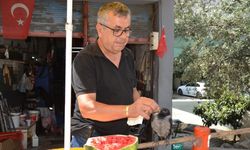 Yavru kargayı elleriyle besliyor 