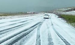 O ilde dolu yağışı: Yollar beyaza büründü