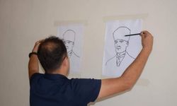 İki eliyle aynı anda Atatürk çiziyor 