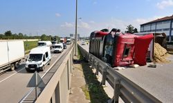 Arı sokması kazaya neden oldu! Devrilen tır 50 metre sürüklendi