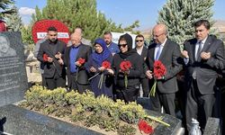 "Bozkırın Tezenesi" mezarı başında anıldı