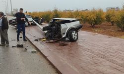 Direğe çarpan otomobil ikiye bölündü: 1 yaralı