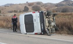 İşçi servisi ile traktör çarpıştı; 16 kişi yaralandı