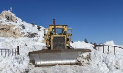 Mahsur kalan 2 personel için dozer gönderildi