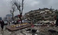 Yıkılan binaları gözyaşları içerisinde kayda aldı