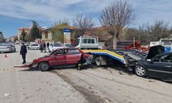  2 otomobil çarpıştı: 2 yaralı