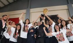 Bakanlar, Süper Lig'e yükselen Yüksekova Spor Kadın Futbol Takımı’nın kupa törenine katıldı