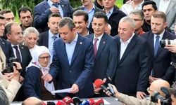 Özgür Özel, İmamoğlu için imza kampanyasını Trabzon'dan başlattı