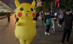 Eylemci ‘Pikachu’ gündeme oturdu 