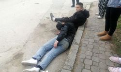 2 çocuk kaza sonrası yola savruldu