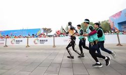 Dünya'da ilk! Çinli robotlar insanlara karşı maraton koştu