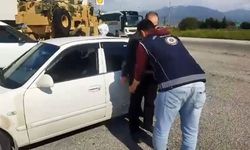 Durdurulan otomobilde 3 kaçak göçmen yakalandı