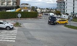 Minibüs ile ticari taksi kavşakta çarpıştı: 2'si turist 3 yaralı