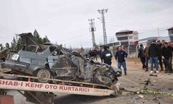 Otomobil kağıt gibi ezildi: 3 ölü, 3 yaralı