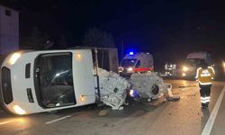 Tekne motoru yüklü kamyonet devrildi: 2 yaralı