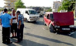 Otomobil ile minibüs çarpıştı 