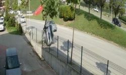 Düz giderken ağaca çarpıp devrildi: O anlar kamerada