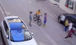 Çaldığı bisikleti arkadaşlarına göstermeye geldi, araba çarptı; o anlar kamerada