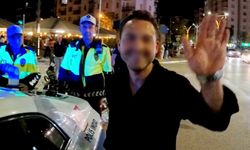 Plakasız motosikletiyle yakalanan alkollü ve kasksız sürücü, basın mensubuna el sallayıp poz verdi