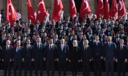 Bakan Bak, gençler ve sporcularla birlikte Anıtkabir'i ziyaret etti
