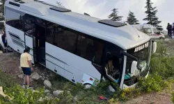Yolcu otobüsü ile tur midibüsü çarpıştı: 28 yaralı