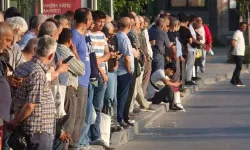 23 bin işçi greve çıktı; otobüs duraklarında yoğunluk oluştu