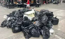 İzmir'de grevin 3'üncü gününde sokaklarda çöpler birikti