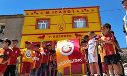 Galatasaraylı taraftar evinin dış cephesini sarı-kırmızıya boyatıp, Osimhen ve 5. yıldızı ekledi