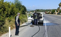 Manavgat’ta otomobil alev aldı, çalışanlar facianın önüne geçti