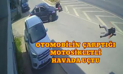 Otomobilin çarptığı motosikletli havada uçtu