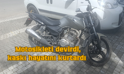 Motosikleti devirdi, kaskı hayatını kurtardı