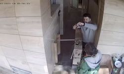 Tuvalette bulduğu altın dolu keseyi polise teslim etti