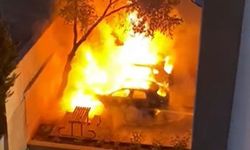 Otoparktaki 2 lüks araç yanarak küle döndü