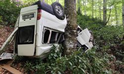Minibüs ormanlık alana yuvarlandı: 10 yaralı